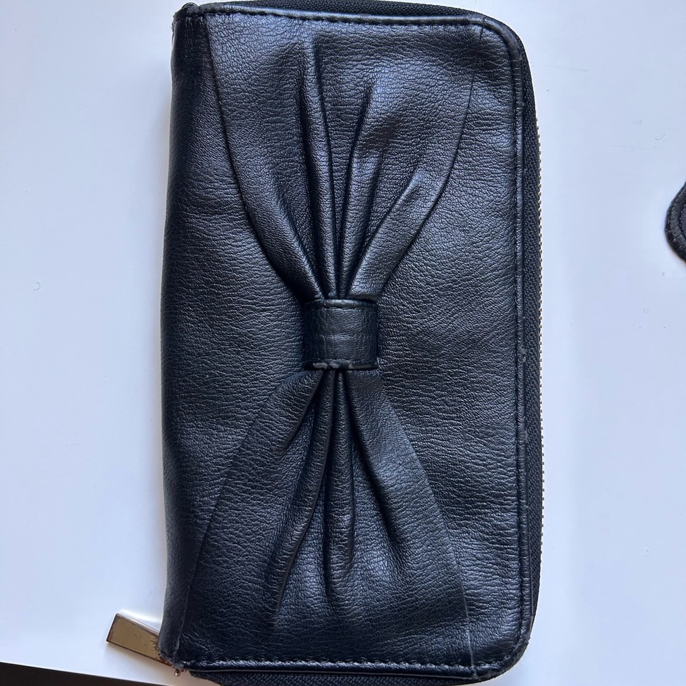 Women’s Black Zipper Wallet